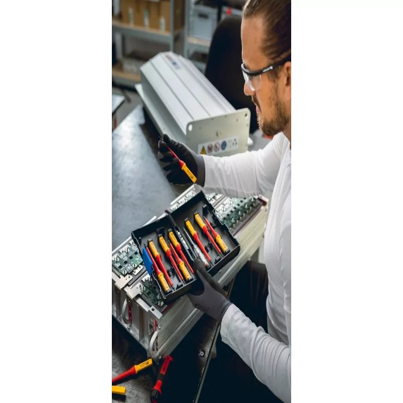 Zestaw 13 wkrętaków izolowanych 1000V, stal S2