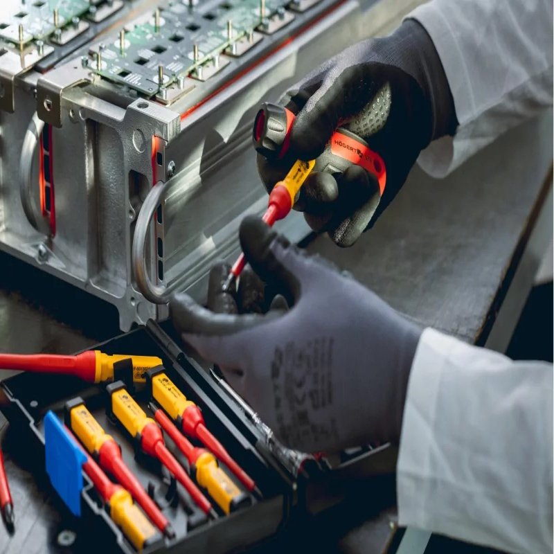 Zestaw 13 wkrętaków izolowanych 1000V, stal S2