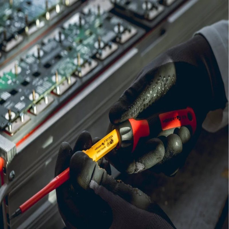 Zestaw 13 wkrętaków izolowanych 1000V, stal S2